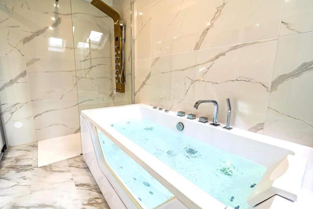 Oasis Chic - Spa Prive & Cinema Reims Ngoại thất bức ảnh